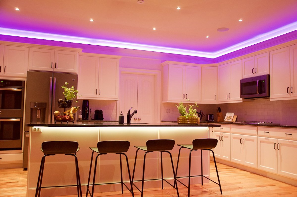 Ambientné osvetlenie počas varenia obľúbeného jedla v kuchyni.