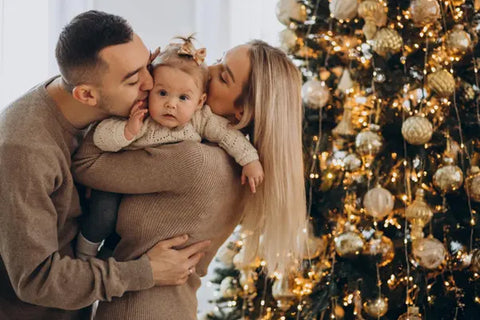 mladá rodinka s dieťaťom pri vianočnom stromčeku