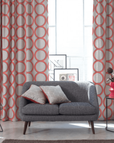 Moderné záclony a závesy šedo-červenej farby s kruhovým vzorom do obývačky značky Caselio