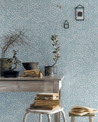 Moderná tapeta modrej farby s veľmi jemným kvetinovým vzorom do kuchyne značky Caselio