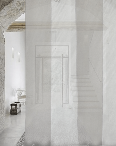 Polopriehľadná moderná záclona v dizajnovom interiéry značky Castello del Barro