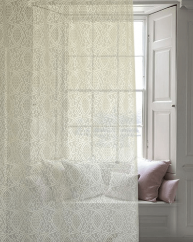 Polopriehľadná záclona do obývačky krémovej farby s jemným vzorom značky Castello del Barro