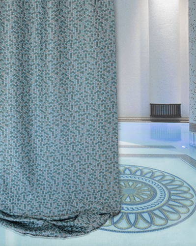 Dizajnová záclona do kúpeľne bledo-modrej farby s mozaikovým vzorom značky Castello del Barro