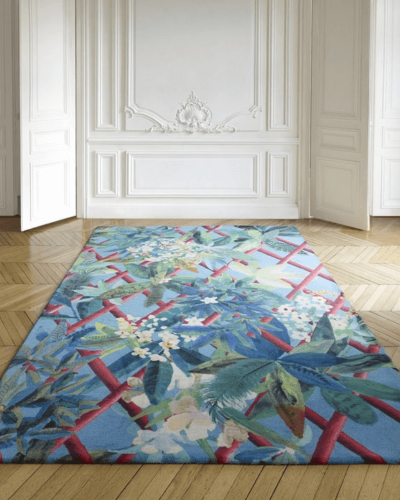 Dizajnový a štýlový mjodrý koberec s prírodným vzorom do chodby značky Christian Lacroix
