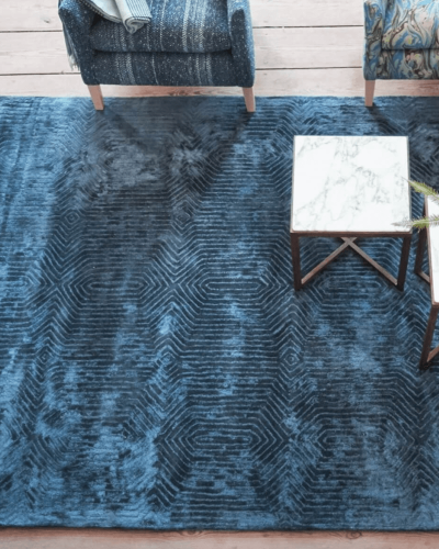 Originálny a pohodlný modrý koberec do obývačky pod kreslo značky Designers Guild