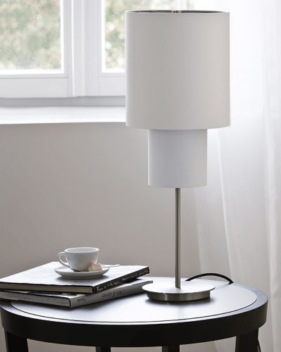Moderná biela stolová lampa na nočný stolík nemeckej značky JAB Anstoetz