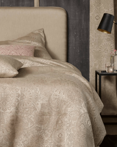Luxusné a moderné postelné prádlo v pieskovej krémovej farbe značky Leitner Leinen