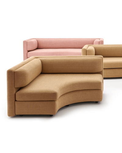 Luxusná moderná sedačka v béžovej hnedej a rúžovej farbe francúzskej značky Pierre Frey
