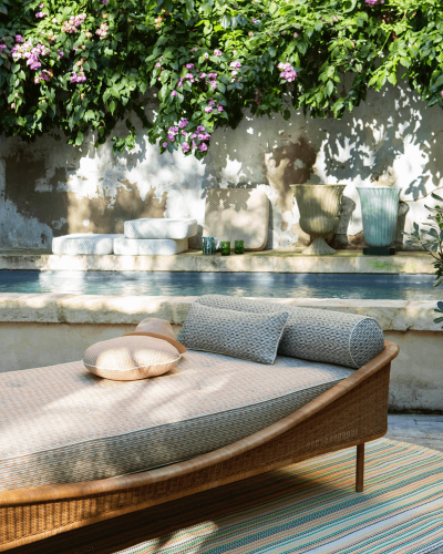 Luxusné a štýlové sedenie na terasu alebo záhradu v svetlých farbách s jemným vzorom značky Pierre Frey