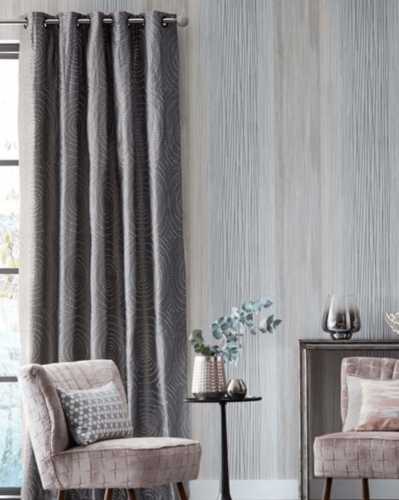Luxusné tapety a záclony do obývacej miestnosti tmavej farby značky Sanderson