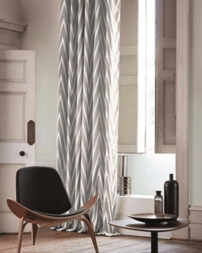 Moderné štýlové záclony a závesy do bytu s geometrickým vzorom značky Sanderson