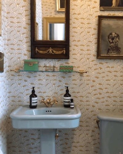 Krémová tapeta s jemným prírodným vzorom do kúpeľne značky Colony Roma