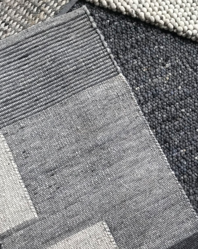 Ručne tkané luxusné a moderné koberce šedej farby značky Paulig