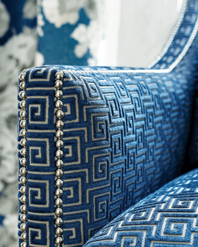 Vzorovaná, luxusná modrá čalúnická textília na sedačku alebo kreslo značky Thibaut