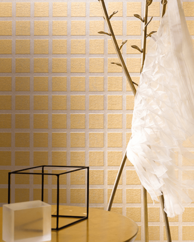 Štýlová žltá tapeta do kúpelne so vzorom kachličiek značky Ulf Moritz by Sahco