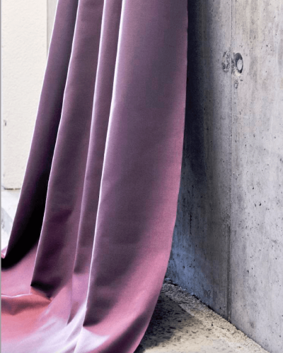 Luxusná a moderná záclona fialovej farby z kvalitného materiálu do obývačky značky Drapilux