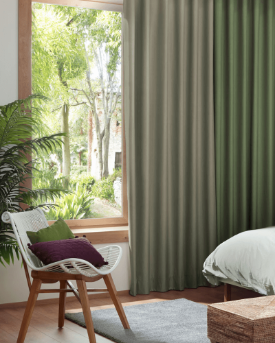 Moderné záclony a závesy v zelenej farbe vhodné do spálne značky Drapilux