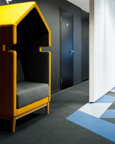 Moderný šedý kvalitný koberec do kancelárksych priestorov značky Fletco