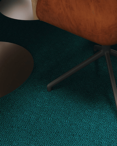 Moderný a štýlový koberec z príjemného materiálu v tmavo-zelenej farbe značky Fletco