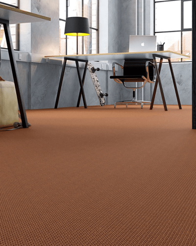 Moderný, štýlový a odolný koberec v tehlovej farbe z kvalitného materiálu vhodný do kancelárie značky Fletco