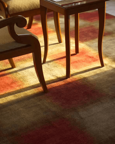 Ručne tkaný indický koberec v modernom a luxusnom štýle v červeno béžovej farbe značky Obeetee