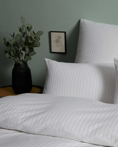 Dizajnové povlečenie na posteľ v bielej farbe s pásikovým vzorom značky Elegante
