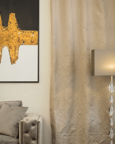 Luxusná piesková záclona s jemným vzorom do obývačky značky Foresti