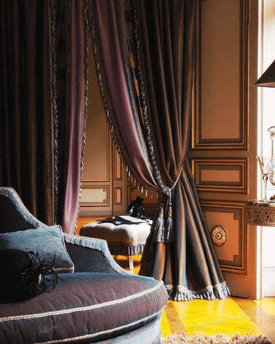 Originálne a luxusné bordové záclony do spálne značky Houlés