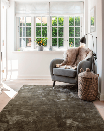 Ručne vyrábaný tkaný príjemný koberec tmavej farby v obývačke značky Makalu