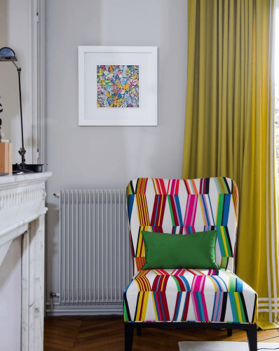 Moderné farebné bytové textílie a záclony a závesy v žlej farbe do obývačky značky Pierre Frey