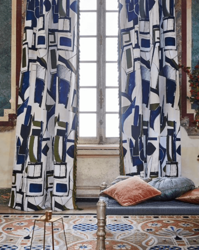 Moderné a originálne vzorované záclony a závesy do interiéru modro bielej farby značky Pierre Frey