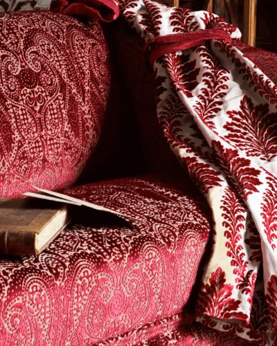 Luxusná bytová textília červenej farby na poťah sedačky do obývačky značky Fadini Borghi