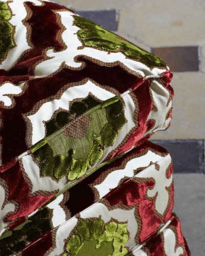 Luxusné a moderné bytové textílie so vzorom v červeno-zeleno-bielej farbe značky Fadini Borghi