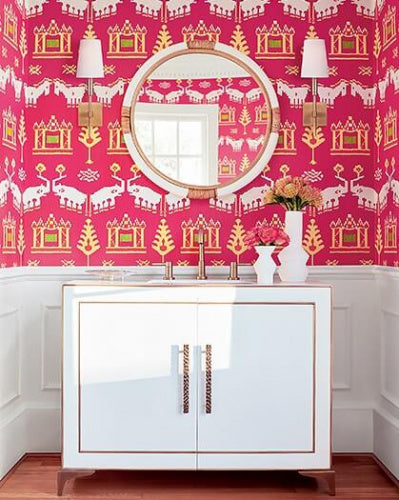 Vzorovaná luxusná ružová tapeta do spálne značky Thibaut