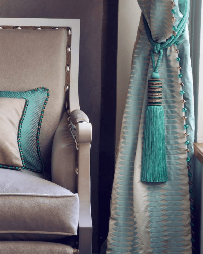 luxusné a štýlové svetlo modré záclony do obývačky značky Houlés