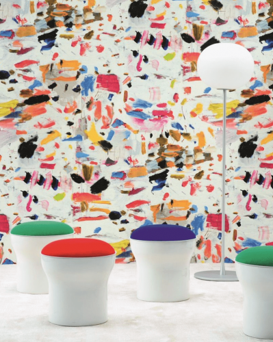 MOderná a farebná tapeta v luxusnom interiéry značky Pierre Frey