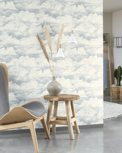 Štýlová tapeta s prírodným vzorom oblakov v svetlo-modrej a bielej farbe do obývačky značky Casadeco