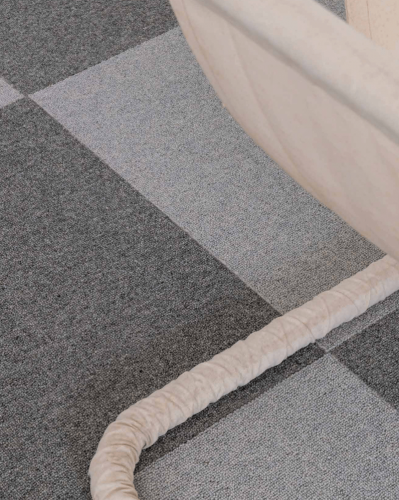 Moderný a štýlový koberec šedej farby so štvorcovým geometrickým vzorom do obývačky značky Creatuft