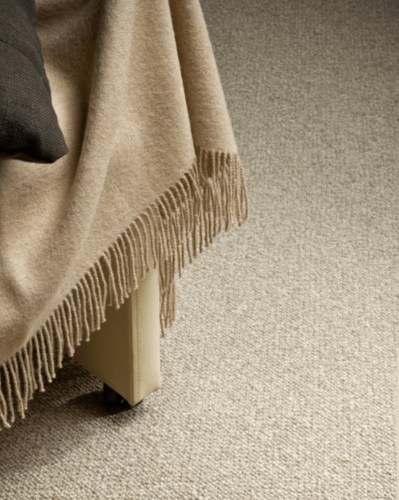 Moderný a luxusný koberec v krémovej farbe značky Creatuft