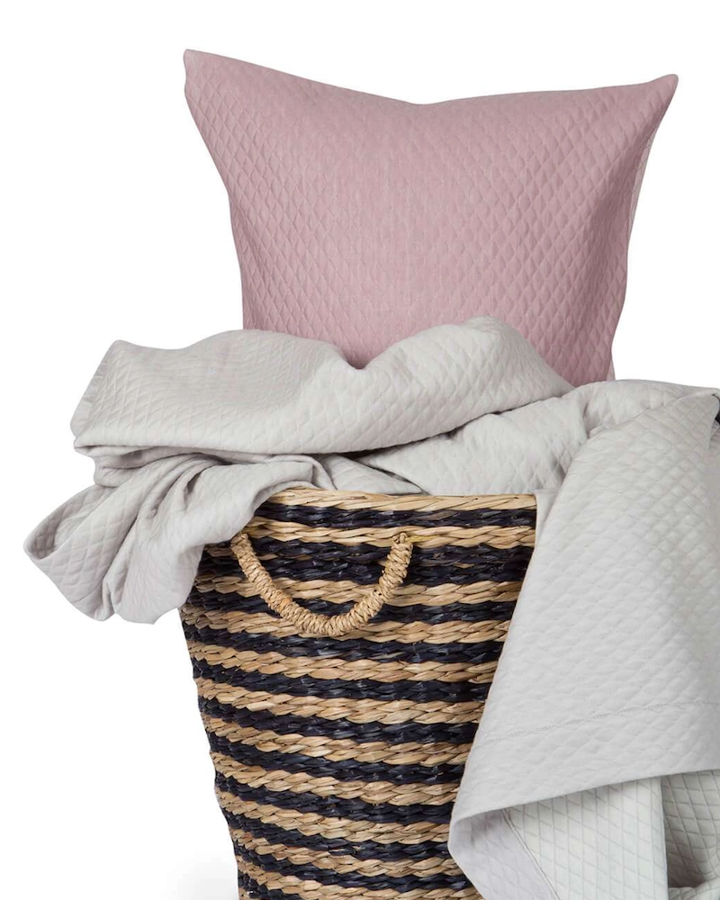 Luxusný vankúš do spálne na posteľ v ružovo-vínovej farbe značky Formesse