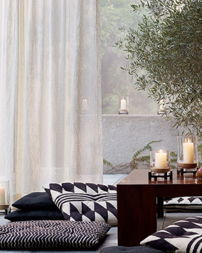 Luxusné a moderné polopriehľadné záclony a závesy bielej farby do obývačky značky Ralph Lauren