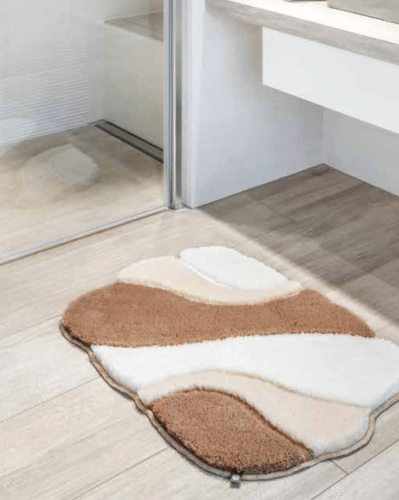 Kvalitný malý béžový koberec do kúpeľne značky Rhomtuft