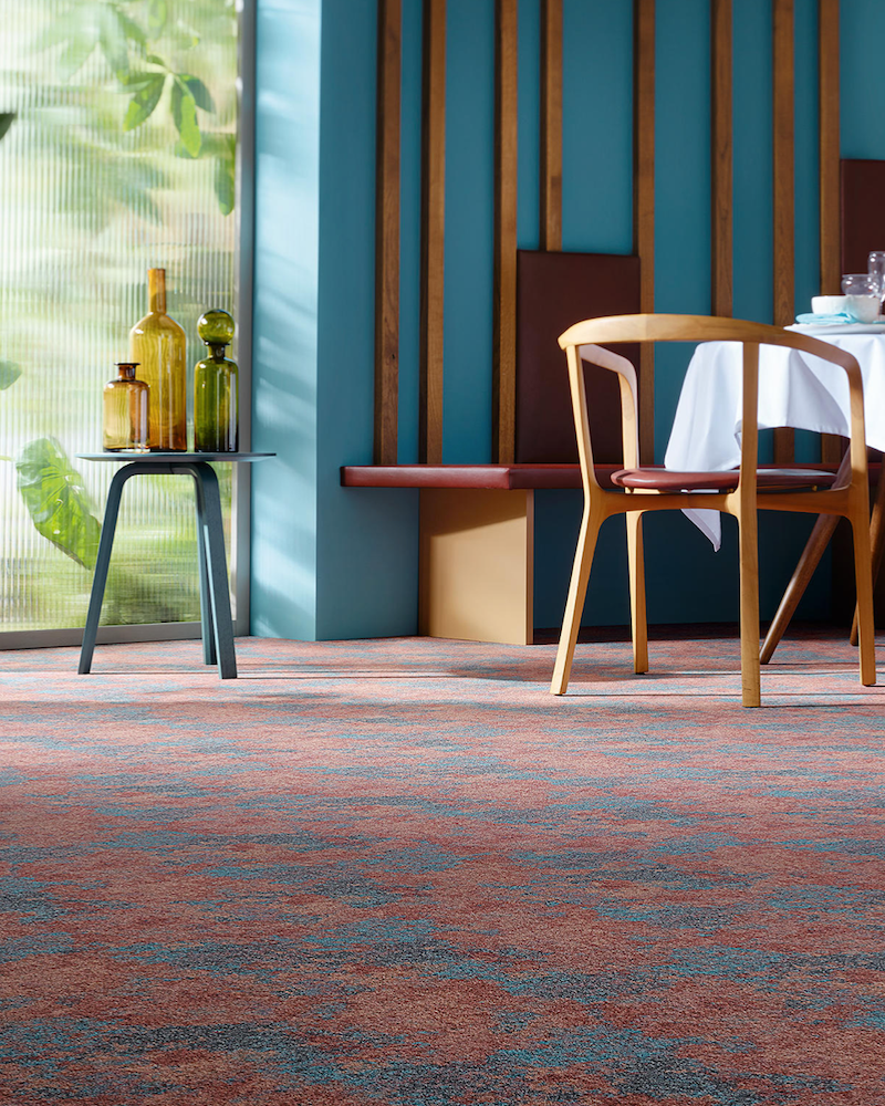 Vzorovaný farebný moderný štýlový koberec do obývačky alebo jedálne značky Vorwerk