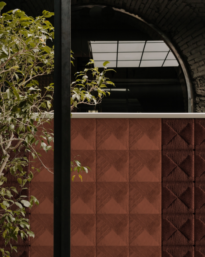 Moderná štrukturovaná tapeta hnedej farby značky Wall and Deco