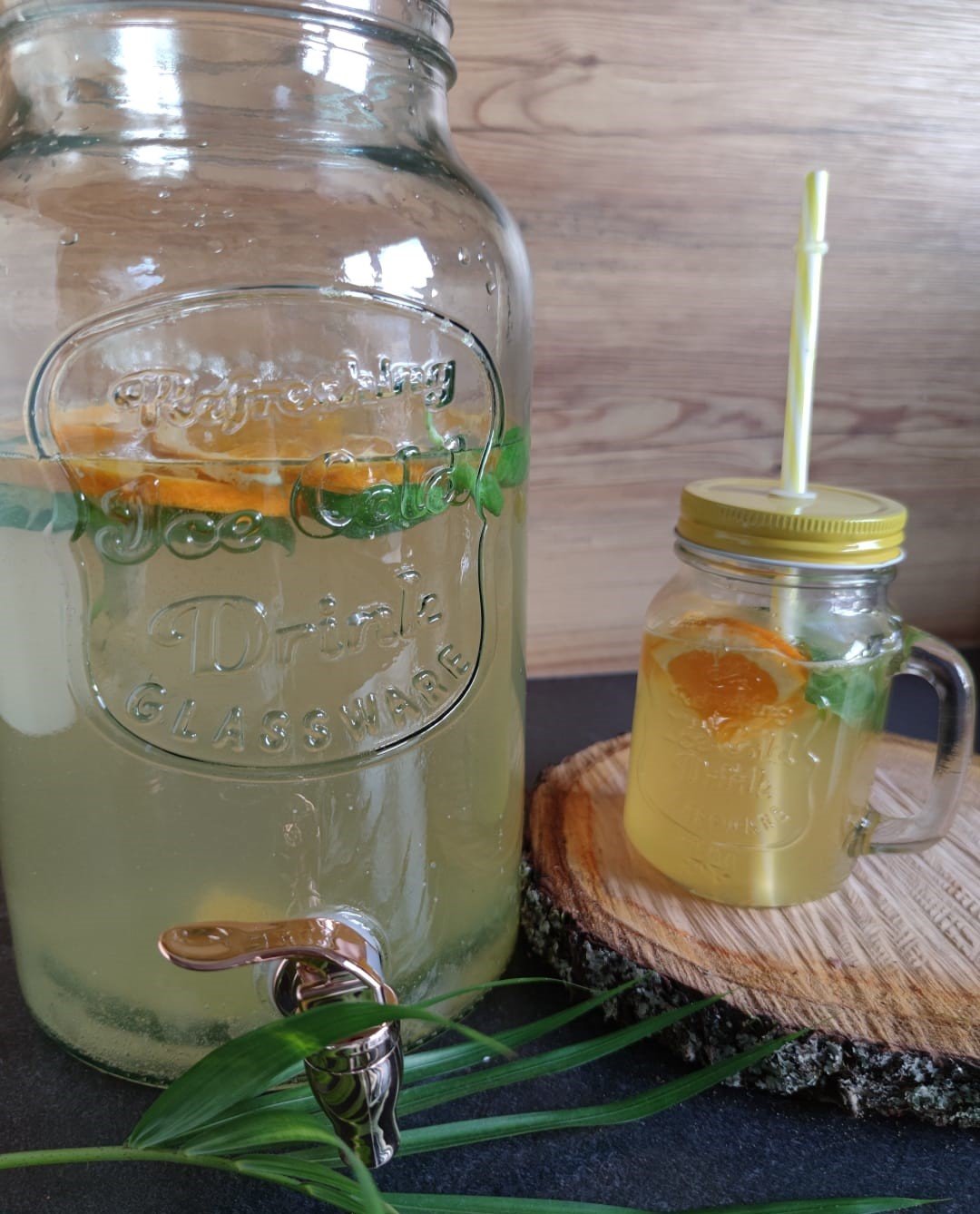 Glaskaraffe mit unserem leckeren Mango Sommerdrink mit Hilli Fruits BIO-Fruchtpüree Mango.