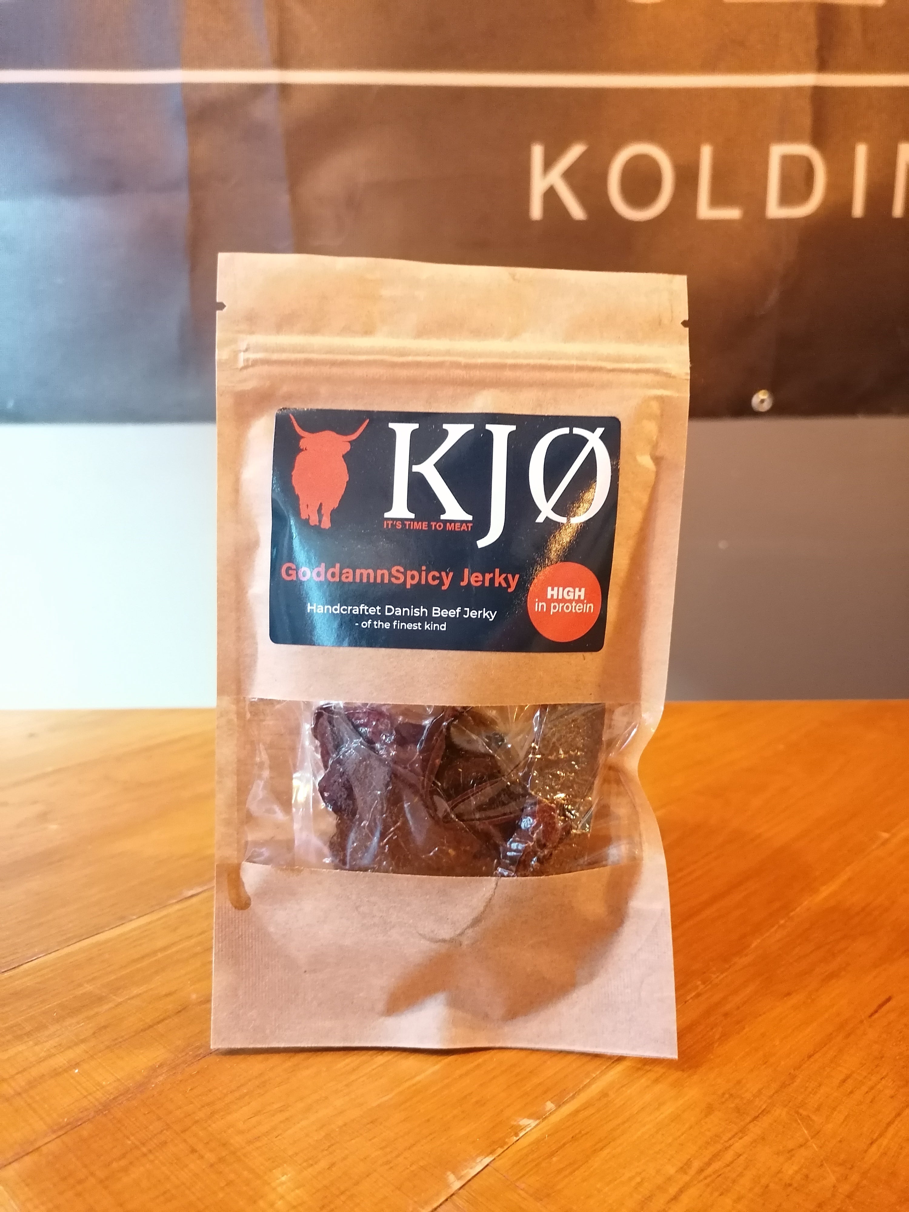 Brug KJØ God Damn Spicy Jerky 25gr. til en forbedret oplevelse