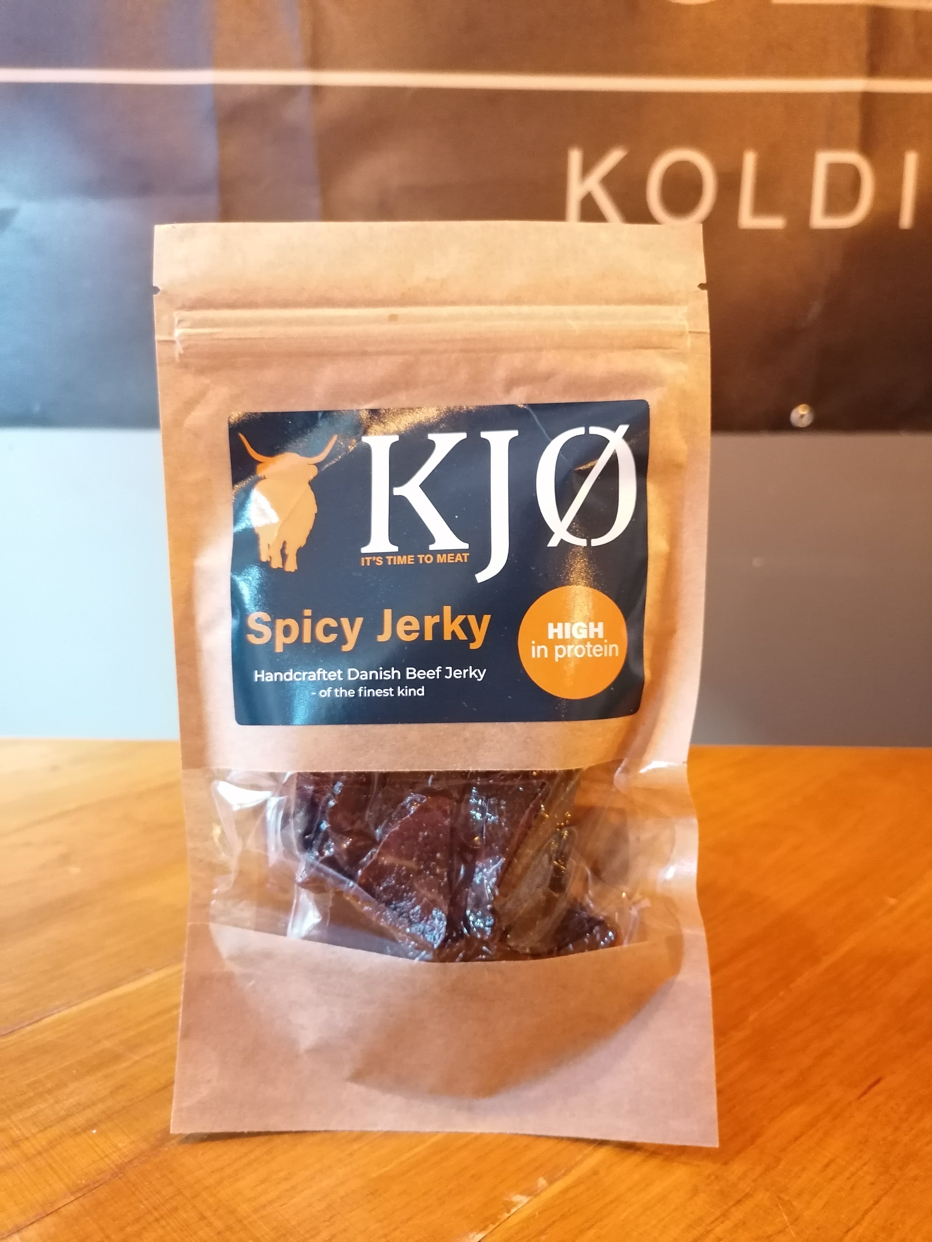 Brug KJØ Spicy Jerky 65gr. til en forbedret oplevelse