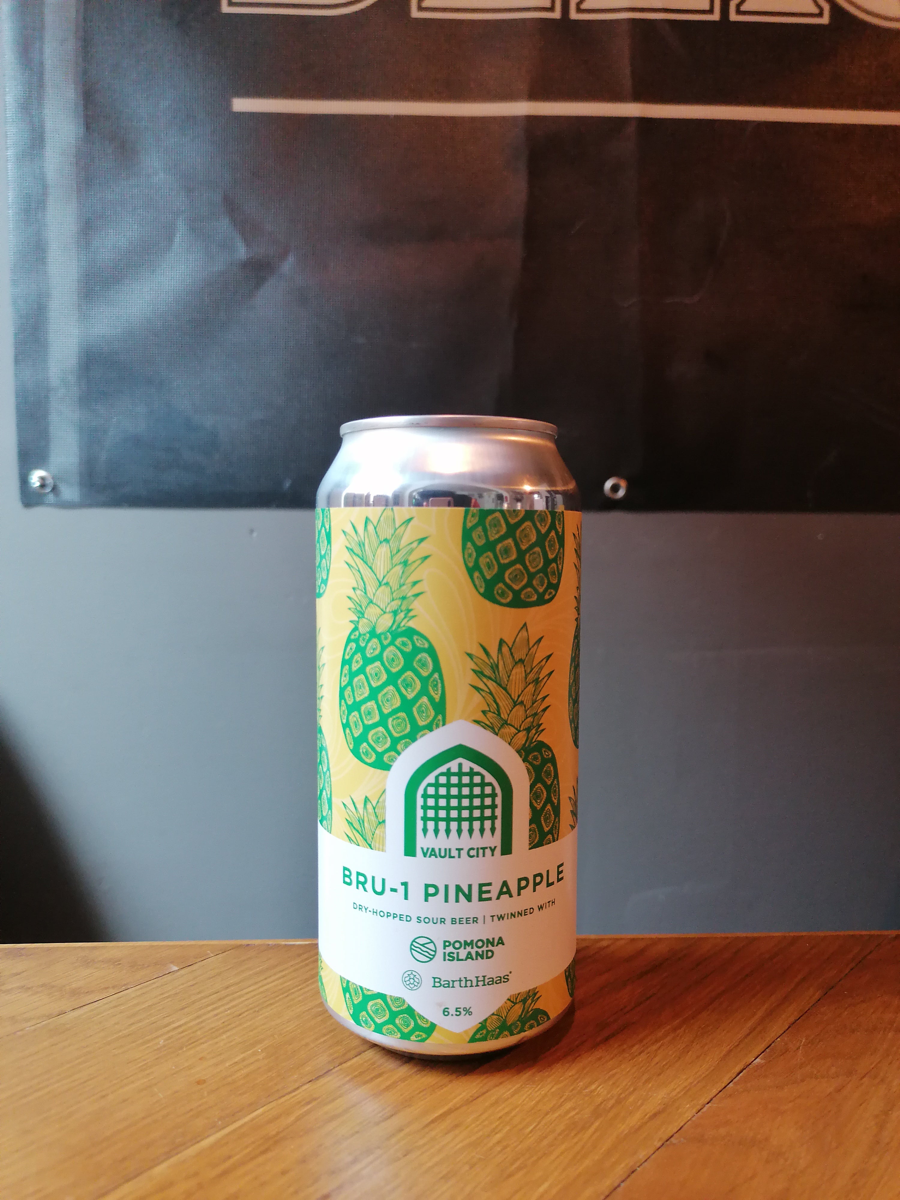 Se Vault CIty & Pomona Island &quot;Bru-1 Pineapple" | 6,5% | 44cl | Sour Beer hos Beershoppen.dk