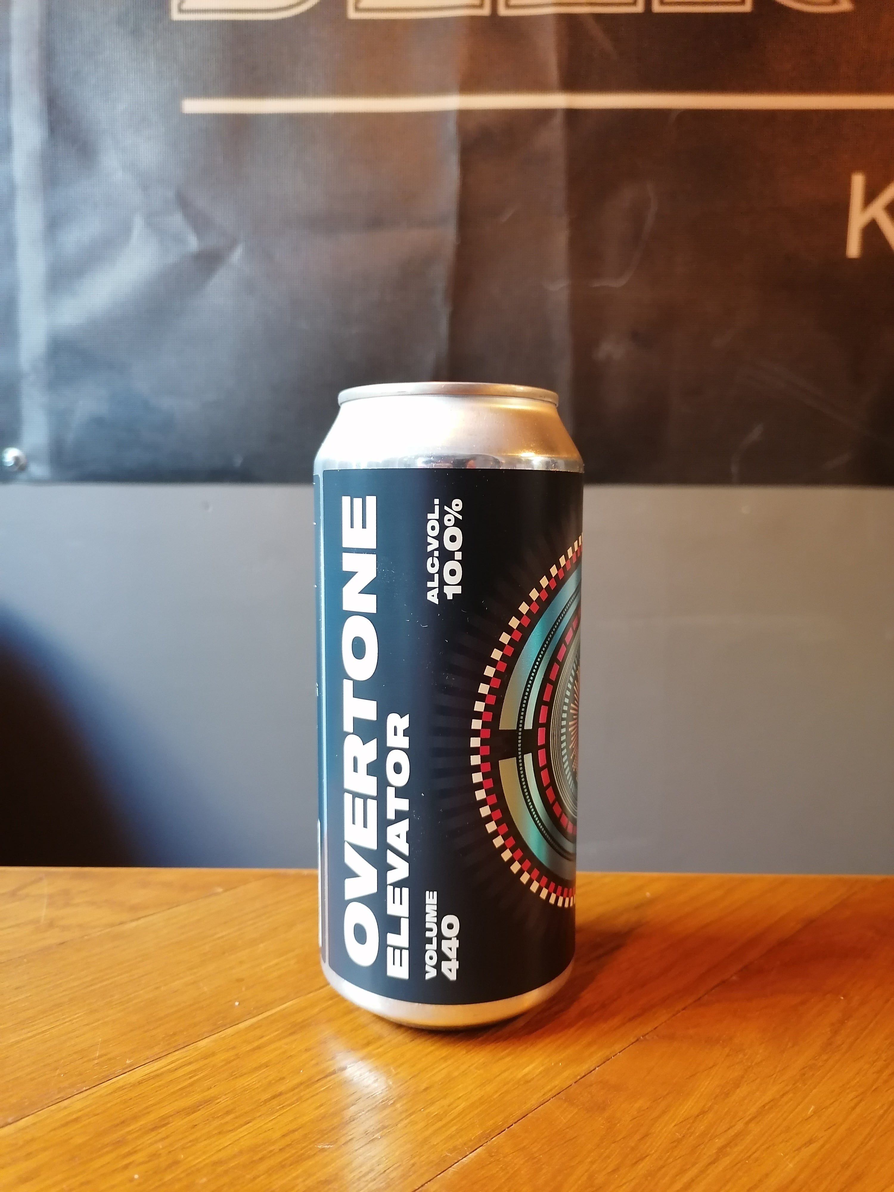 Brug Overtone Brewing Co. Elevator | 10% | 44cl | Hazy Triple Neipa til en forbedret oplevelse