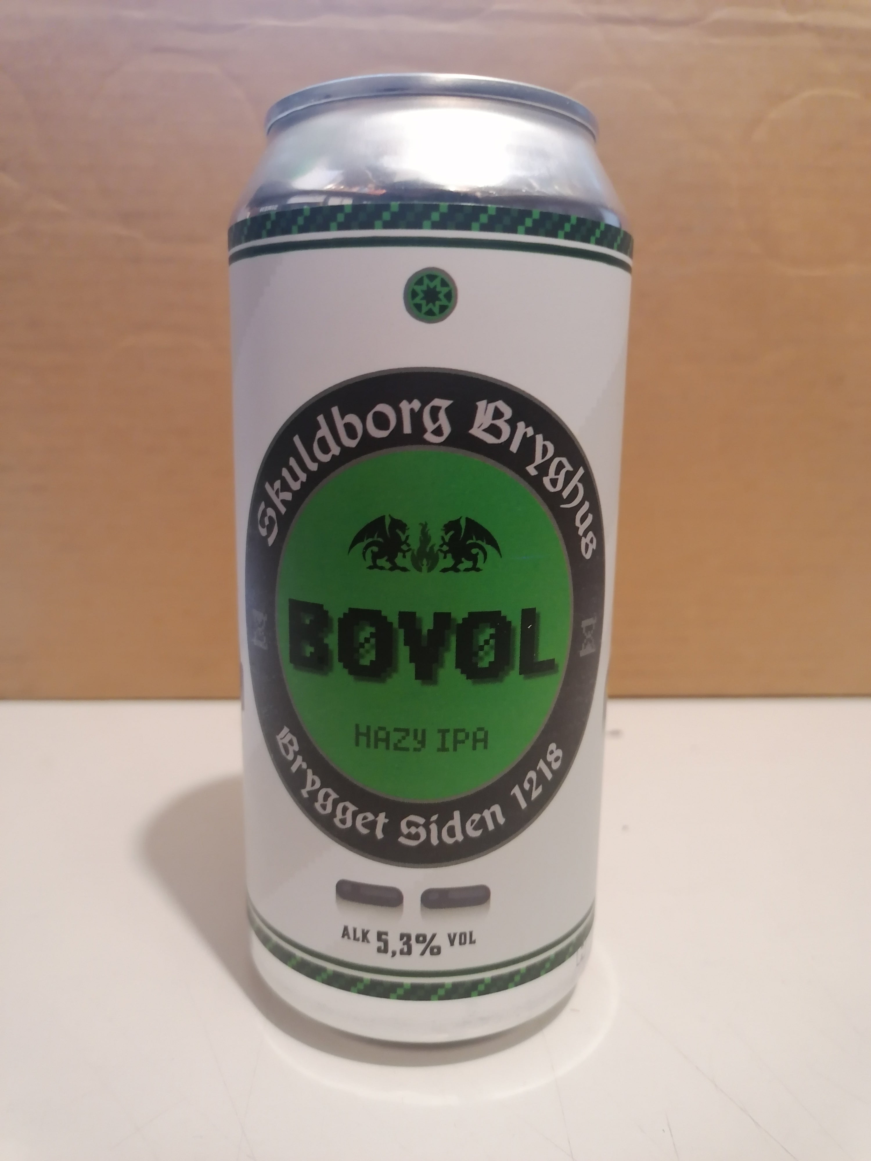 Brug Skuldborg Bryghus Bøvøl | 5,3% | 44cl | Hazy IPA til en forbedret oplevelse